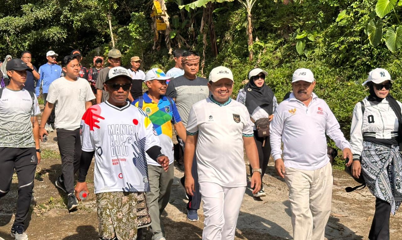 Semarak Jalan Sehat Wonderful Paseh, Warga Antusias Ikuti Sumedang Walkers